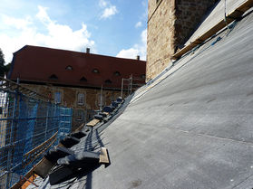 Dacharbeiten an St. Crescentius (Foto: Karl-Franz Thiede)